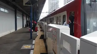 【ホームドア設置後】京急線京急東神奈川駅での女性車掌動作ME