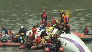 Rescue crews work to free passengers trapped in TransAsia plane