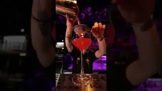Космополитен #cosmopoliten #cocktail #bartender #drink #mixology #bar #barman #shorts #barwoman