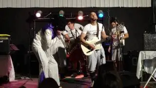 Despeinados. Elvis cantando (Pedro)