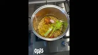 Cavatelli di grano arso cozze ceci sedano e pomodorini gialli