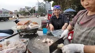 Unique street food with many dishes representing the daily life of Vietnamese people.