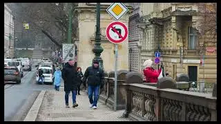 Dněpersk&yacute; tango-valč&iacute;k​, kde hrdě Medinstytut čn&iacute;,kde řeka svou p&iacute;seň kol&eacute;bavou vlnami zn&iacute;.