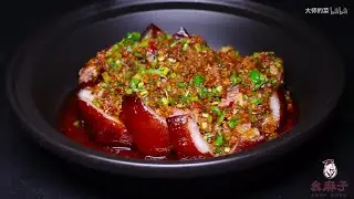 【大師的菜·脆皮東坡烤肘】色澤金黃誘人，入口脆嫩耙糯，大師展示世界名菜東坡肘子的新做法！