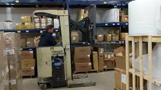 Crown RR 3000 Reach Truck Fork Lift (For Sale)