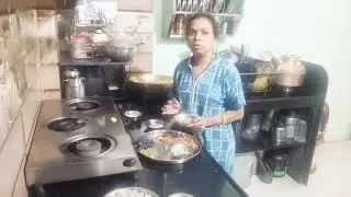 अवेलेबल असलेल्या कमी साहित्यामध्ये परफेक्ट असे लाडू बदाम खोबरे मिक्स लाडू आणि तिळगुळाचे लाडू केले