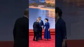 President Xi and his wife greet Putin to SCO welcome banquet