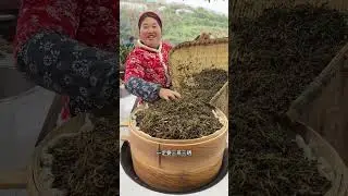 現在這是做梅干菜的季節，從青菜到梅干菜，經過了三蒸三曬，香味特別濃郁，拿來燒個豬腳，老王和我都吃安逸了！#梅干菜 #梅干菜燒豬腳 #梅干菜做法 #我的鄉村生活