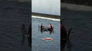 Шахматная дуэль посреди бурной реки