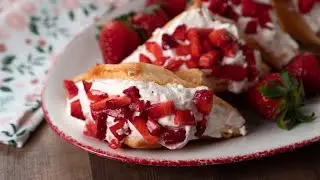 Make these puff pastry cakes in minutes and surprise everyone!
