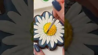 I made daisy cookies with royal icing