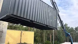 20 Fu&szlig; Seecontainer One Way in Anthrazitgrau + Abladen vom Lkw Chassi per Scania Ladekran