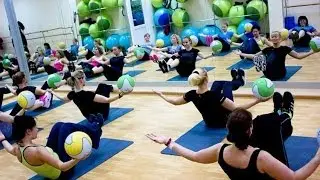 Упражнения с медболом. GuberniaTV