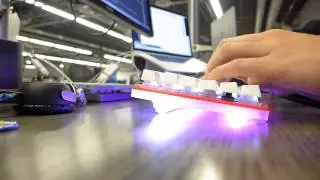 Winkeyless E.87 EX typing with alternating RGB.