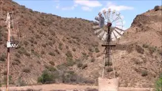 'n Windpomp langs 'n kraglyn. Nommer ses