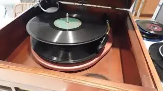 Vintage Zenith 78 RPM record player with AM radio playing a couple 78's,