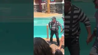 I dropped my gloves prank | Tom the Seaworld Mime | Seaworld Orlando