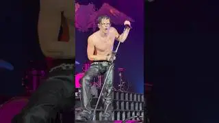 #yungblud interrupts the show for a few minutes because of a fan who fainted 🇱🇺 #empathy #europe