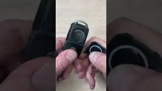 Замена батарейки в выкидном ключе VW &mdash; ЛЕГКО и своими руками #автомобиль #пультдистанционногоупра...