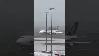 Wet Singapore airlines cargo 747 landing #aviation #jetstar #viral