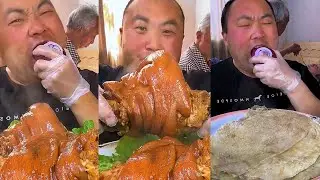 Eat a piece of pork that tastes very delicious.#Eat #a#piece#of#pork#that#tastes#very#delicious.