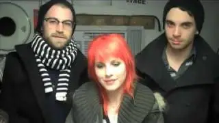 Paramore dando las gracias a PmoreOnline.com