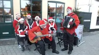 Drag&oslash;r Julemarked - Musik og nissepigerne synger. II.
