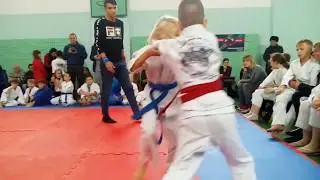 Ева душит шпагатом мальчика.