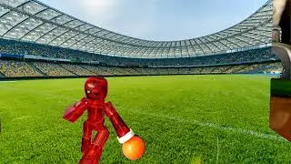 папа и сын стикботы играют в футбол.