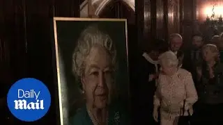 The Queen unveils a portrait of herself in Northern Ireland - Daily Mail