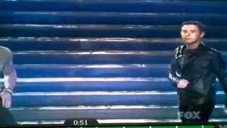 Tim McGraw slaps Scotty McCreery's butt