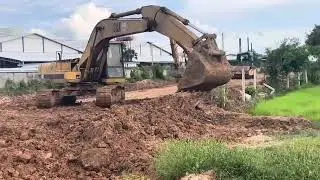 Incredible Safety Top Work Operator Dumper Truck Back Fail Heavy Help Volvo EC210Blc Komatsu PC