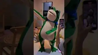 How to SLAY douyin frog mascot                      #douyinfrog #mascot #我没k