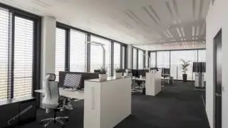 Montage der Akustikabsorber im CEILTEC&reg; Deckensystem
