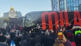 San Siro accoglie i rossoneri 🏟️🔴⚫Il pullman del Milan &egrave; arrivato: &egrave; quasi match time