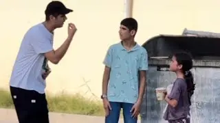 طفلة فقيرة اعطت طعامها للرجل رغم جوعها😭😭!!