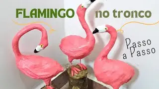Flamingo de cimento no tronco