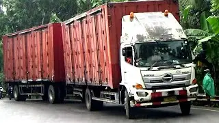 SUPER LONG SEMI TRAILER TRUCK LIKES TRAIN !! BIG TRONTON TRUCK CONTAINER TRUCK HINO 500 FUSO ISUZU