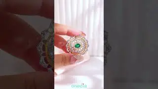 Versatile Emerald Jewelry: Bracelet, Necklace & Brooch in One!