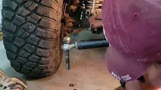Ремонт неправильно установленной системы рулевого управления Cav Fab на моем Jeep Cherokee XJ 98 года.