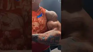 Female bodybuilder Trish Wood flexes her SHREDDED muscles 🔥💪🏻 PUMPED MUSCLES #fbb #dominator  #mma