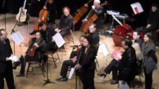 Amanda Pac&iacute;fico cantando 