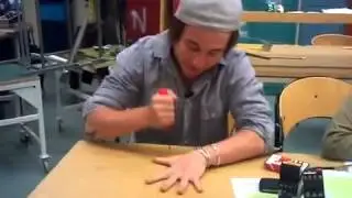 Insolite - Le jeu du couteau