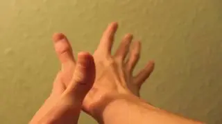 How to crack the lower thumb joint