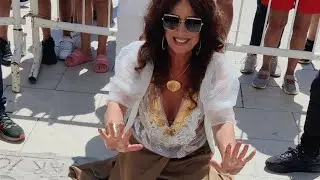 Luisa Kuliok estampó sus manos en la Vereda de las Estrellas. #Hermitage #MardelPlata #Kuliok