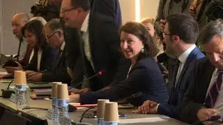 French health minister meets emergency room staff | AFP