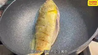 жовтохвоста, тушкованого зі шкіркою свинини. braised yellow croaker with fried pork skin.