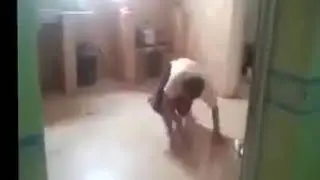 Напугал друга, что тот подпрыгнул!