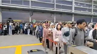 Berlarian Berebut Kereta - Suasana Subuh Naik KRL Cikarang - Kramat - Everybody in Hurry