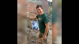 empilhadeira, desatolada com seu pr&oacute;prio mecanismo.